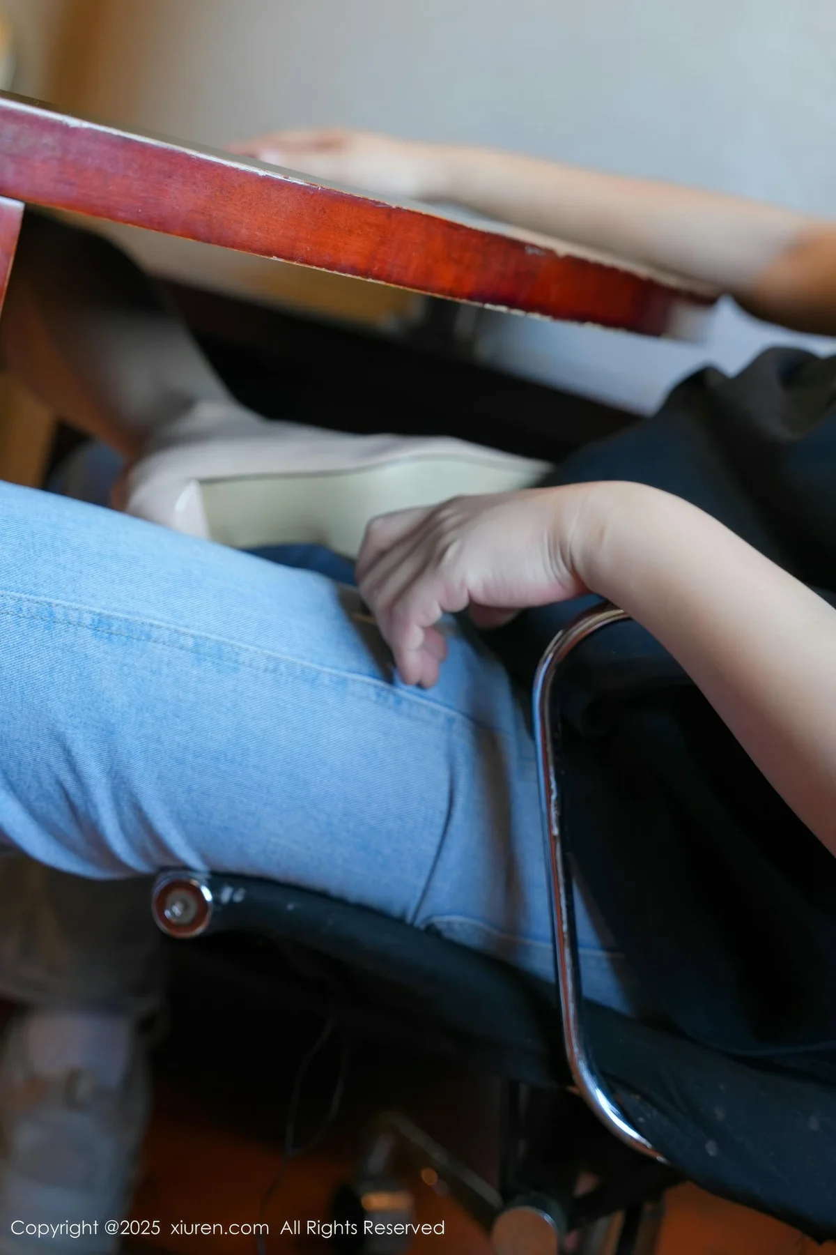 XiuRen 秀人 No.9930 小泡芙 翘臀制服情景写真 - 9