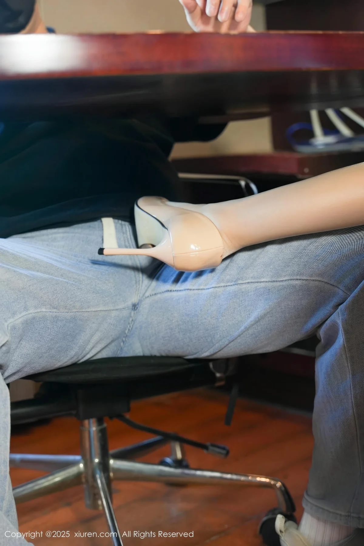 XiuRen 秀人 No.9930 小泡芙 翘臀制服情景写真 - 10