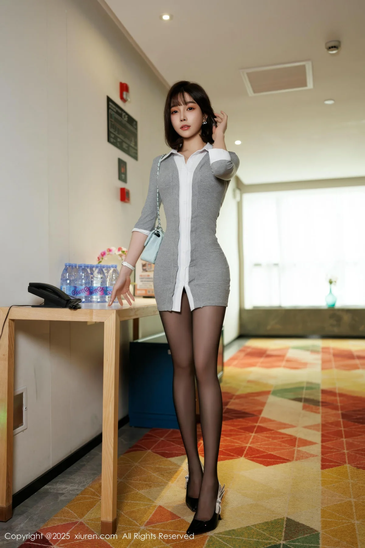 XiuRen 秀人 No.9978 徐莉芝Booty 短裙黑丝美腿 - 2