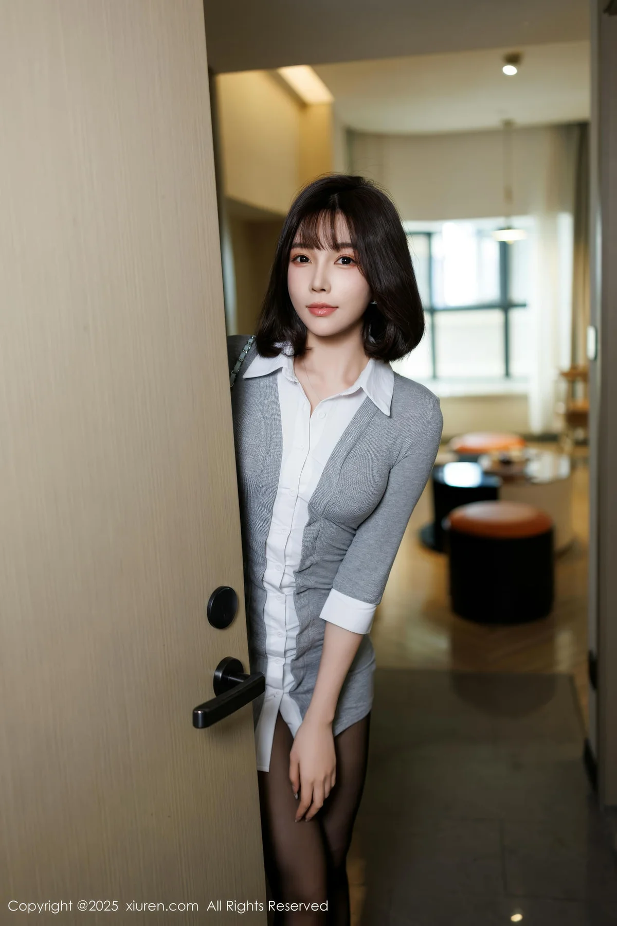 XiuRen 秀人 No.9978 徐莉芝Booty 短裙黑丝美腿 - 4