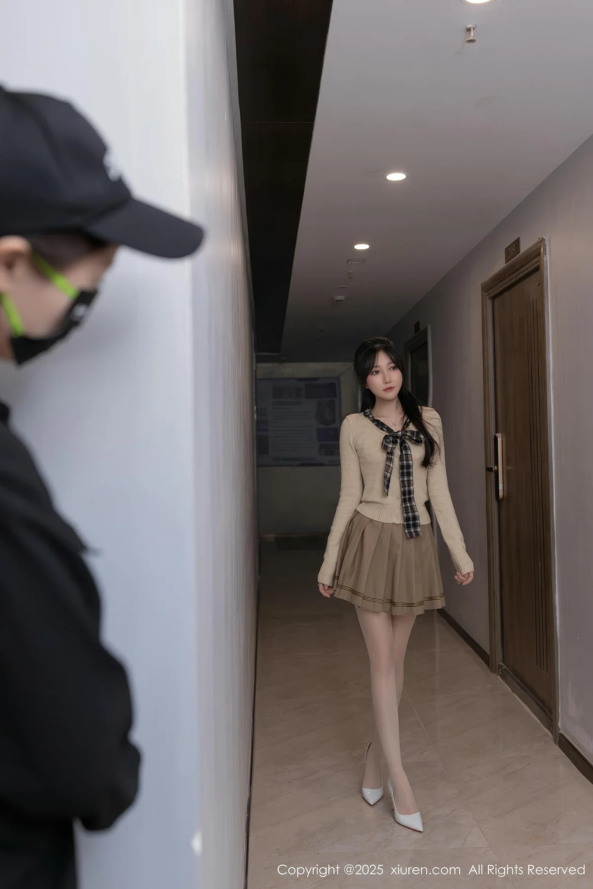 XiuRen 秀人 No.9988 鱼子酱Fish 美腿格子裙 - 1