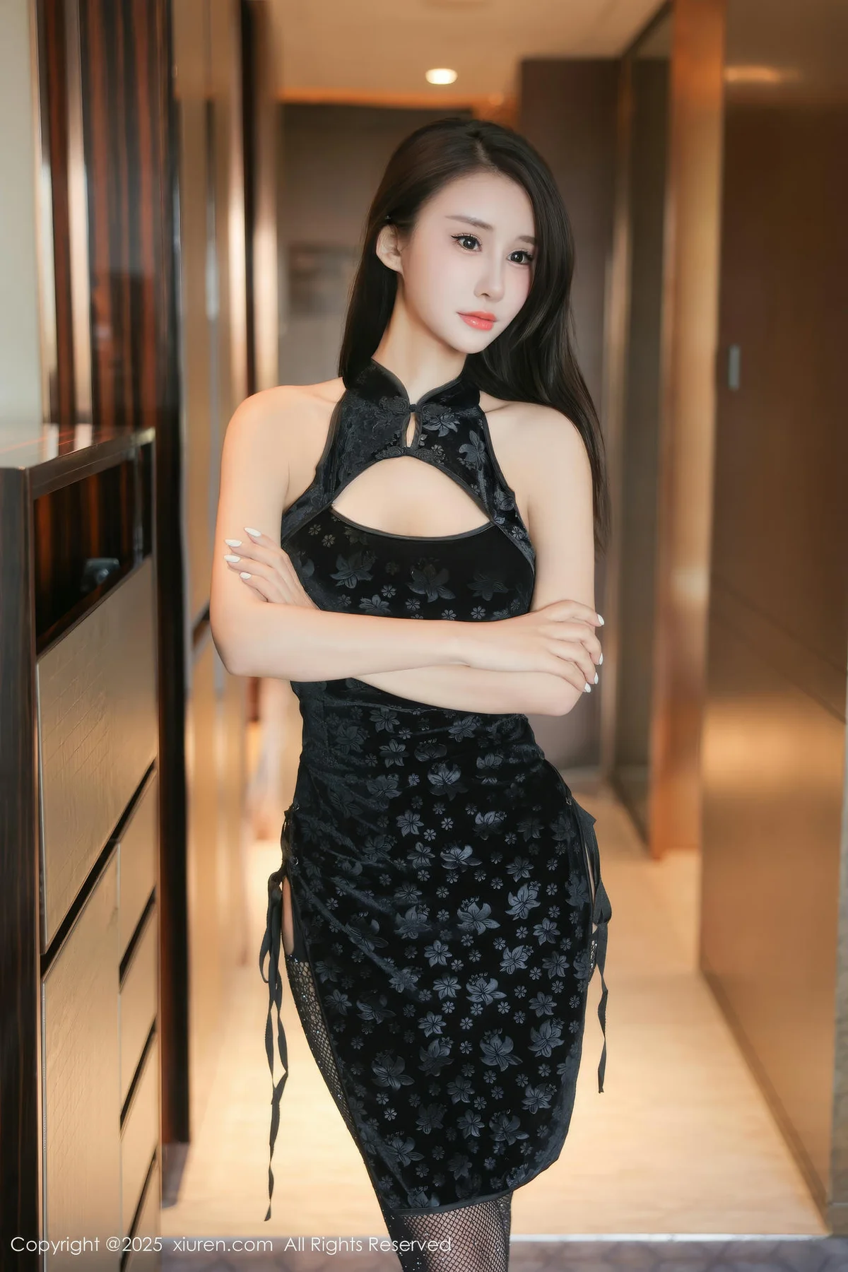 XiuRen 秀人 No.9990 艺艺yiyi 旗袍黑丝爆乳 - 1