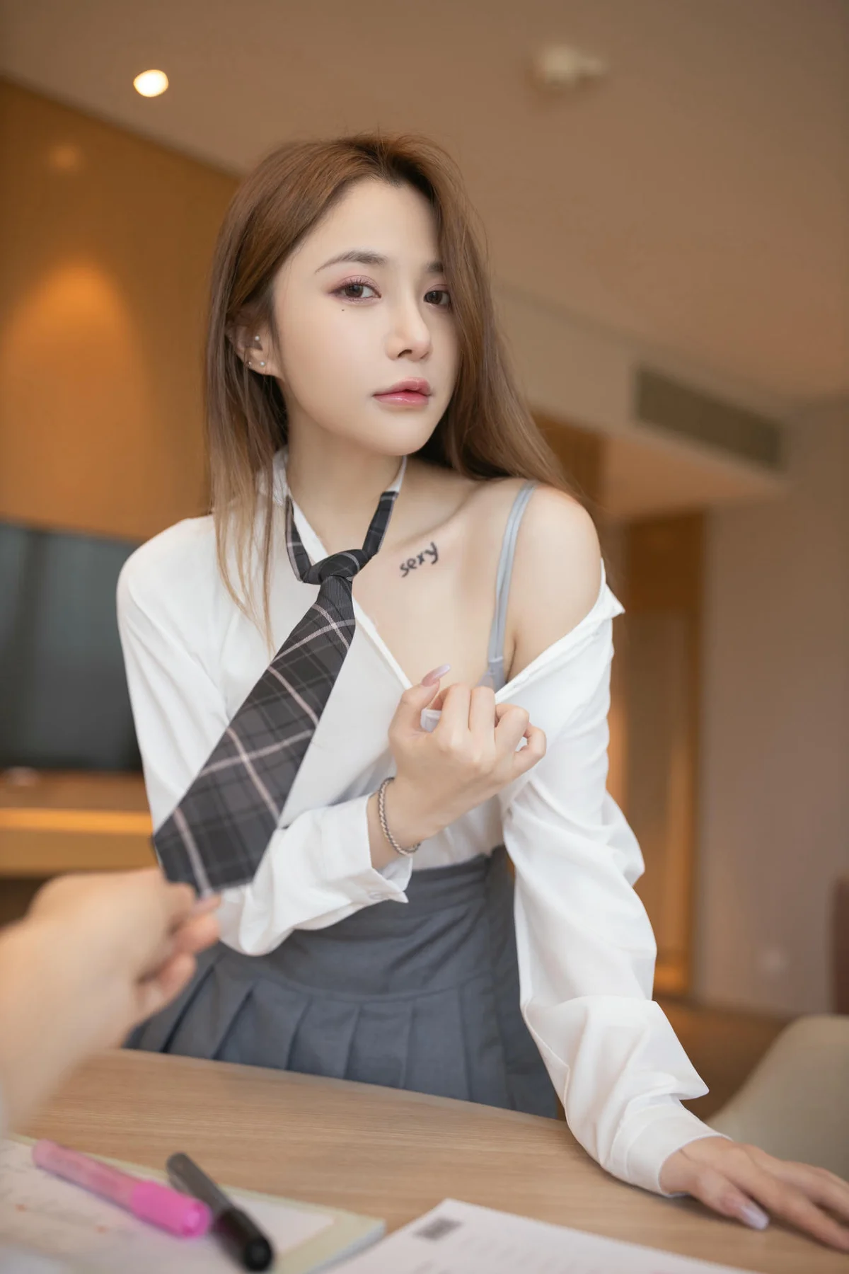 XiuRen 秀人 No.N019 鱼子酱Fish性感制服jk短裙 - 1