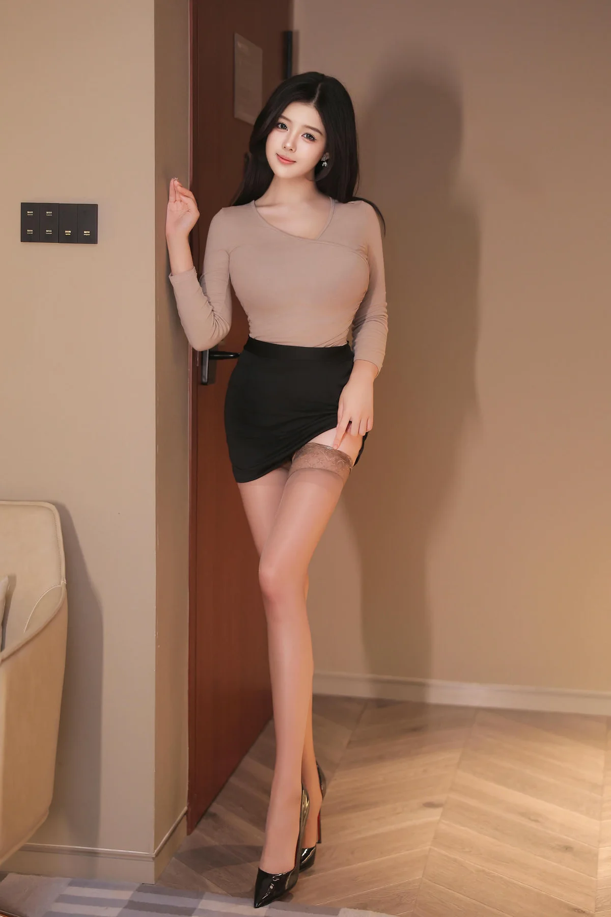 XiuRen 秀人 No.N028 袁圆短裙爆乳肉丝 - 1