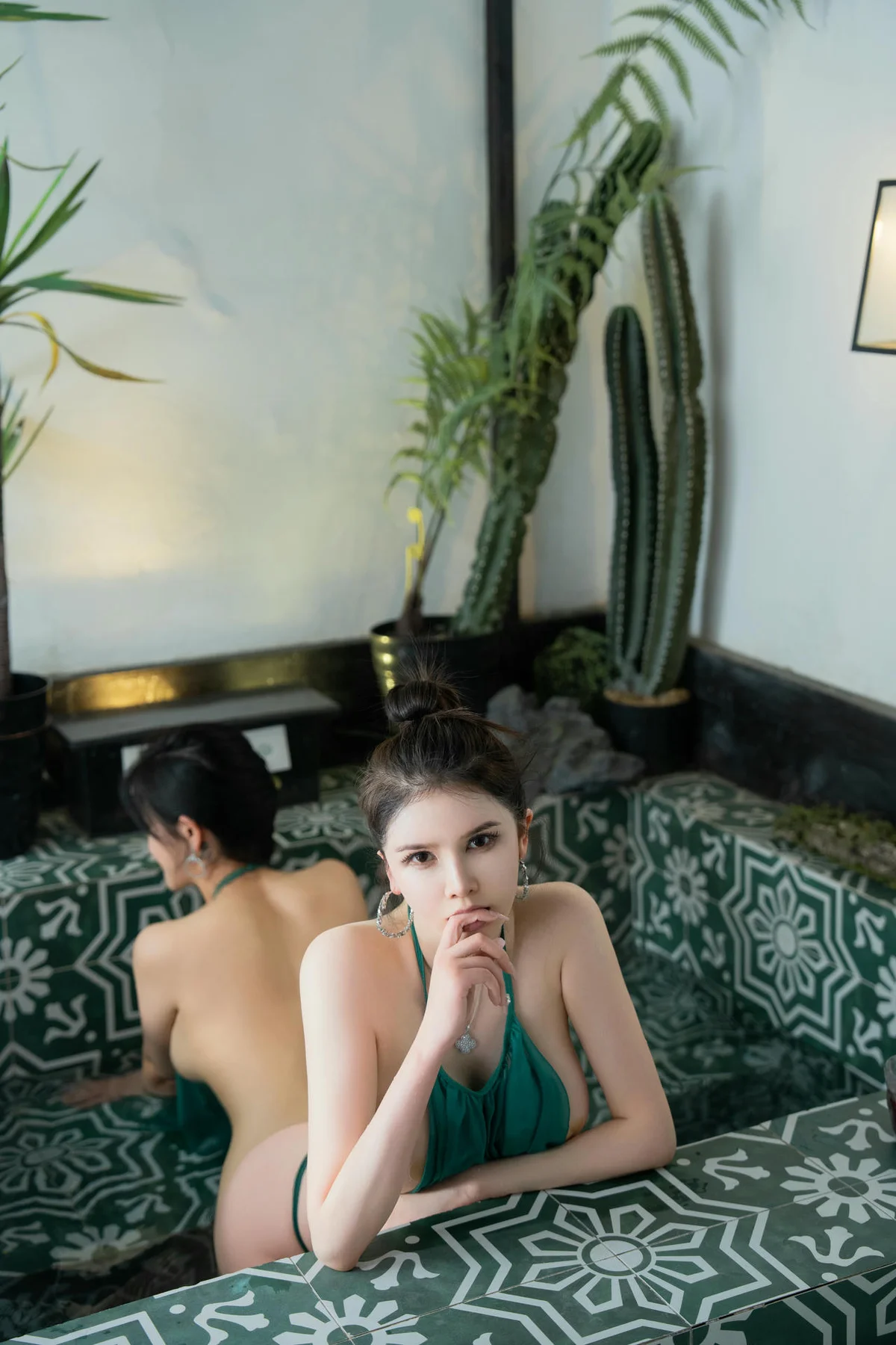 XiuRen 秀人 No.N031 李丽莎和刘钰儿肚兜诱惑双人写真 - 2