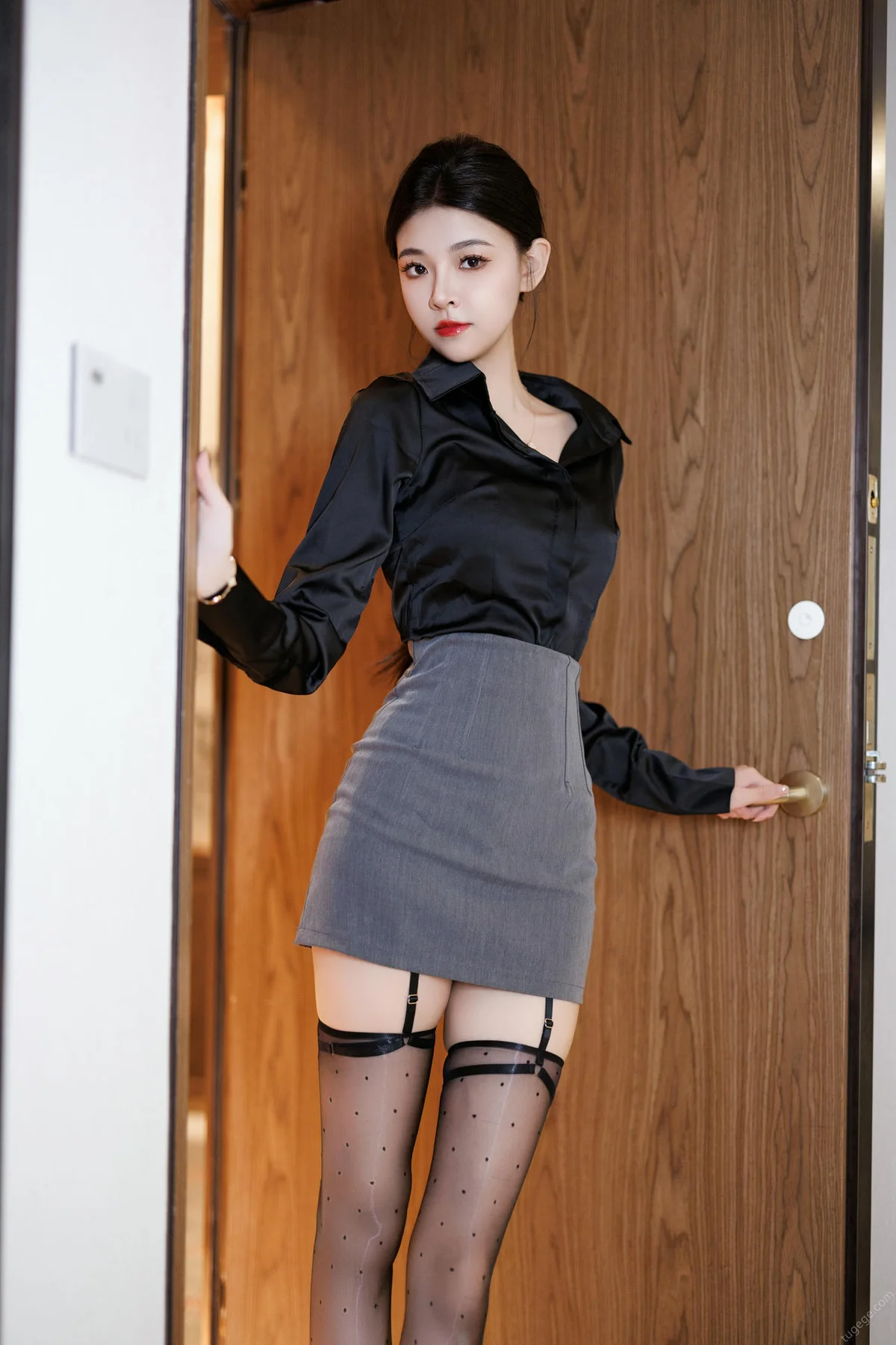 XiuRen 秀人 No.N036 初梦瑶黑丝短裙高跟 - 5