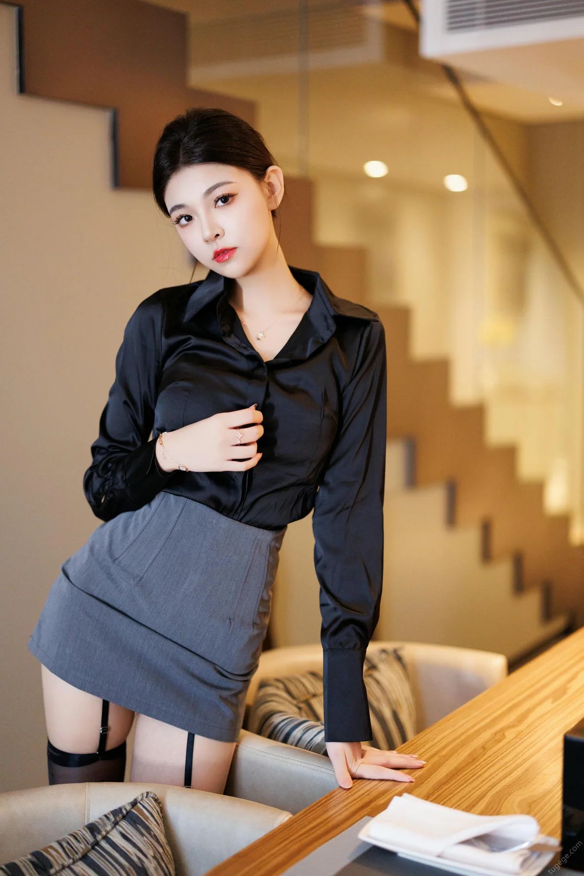 XiuRen 秀人 No.N036 初梦瑶黑丝短裙高跟 - 2