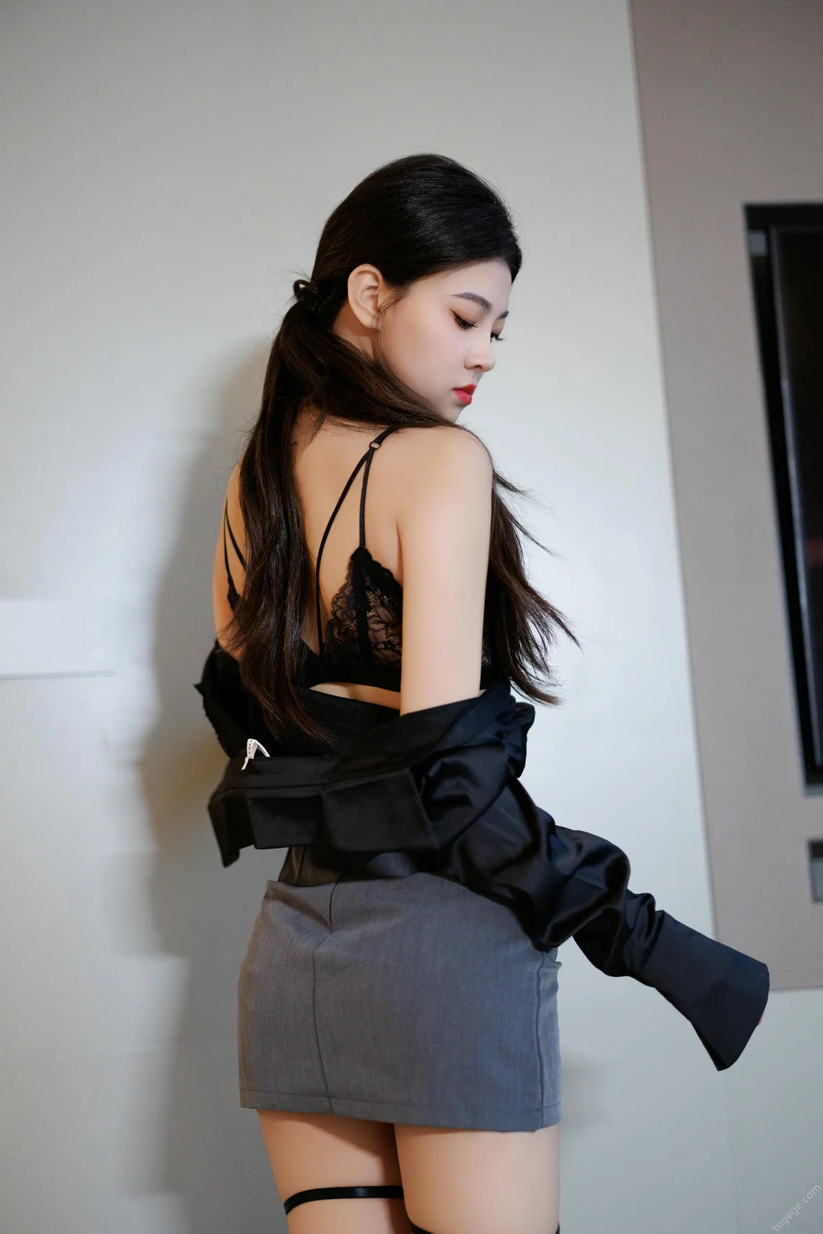 XiuRen 秀人 No.N036 初梦瑶黑丝短裙高跟 - 2