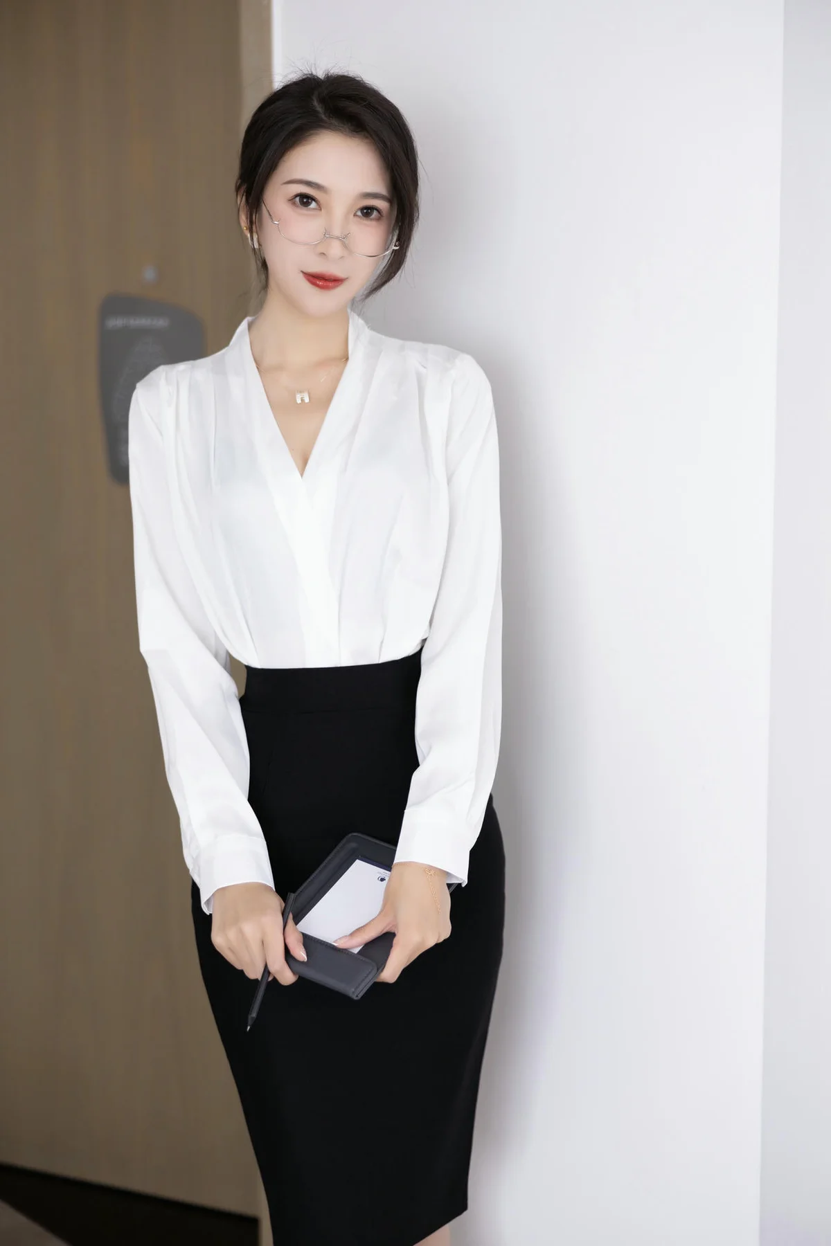 XiuRen 秀人 No.N051 林乐一办公室ol长腿写真 - 1