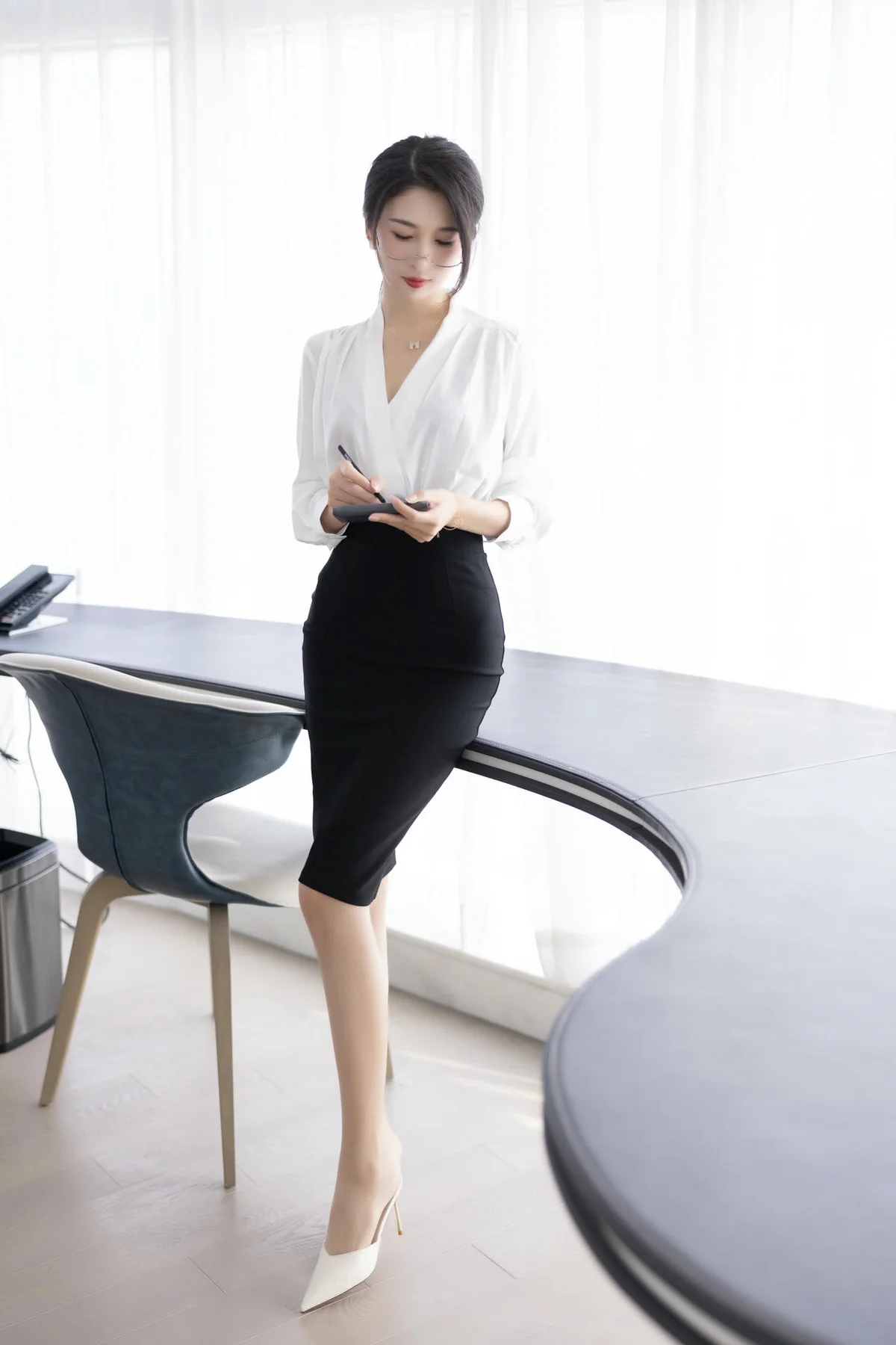 XiuRen 秀人 No.N051 林乐一办公室ol长腿写真 - 2