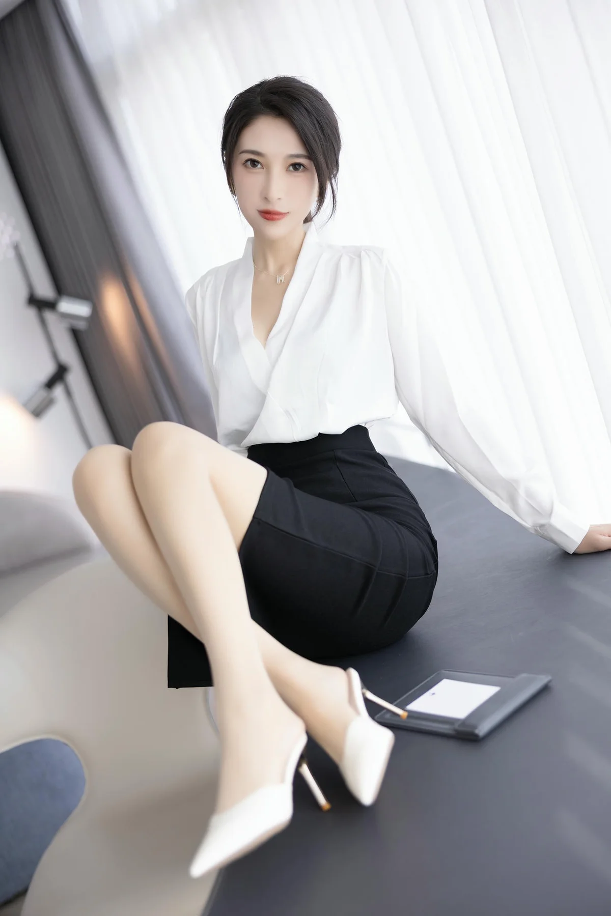 XiuRen 秀人 No.N051 林乐一办公室ol长腿写真 - 8