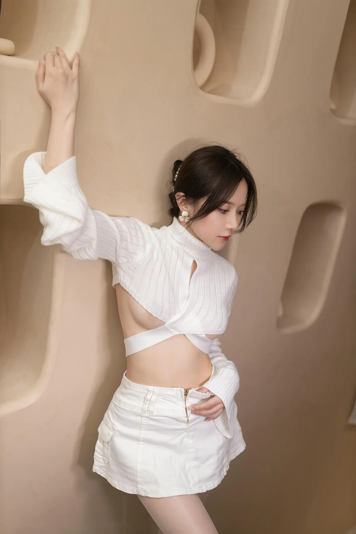 XiuRen 秀人 No.N083 鱼子酱Fish白色套装翘臀 - 2