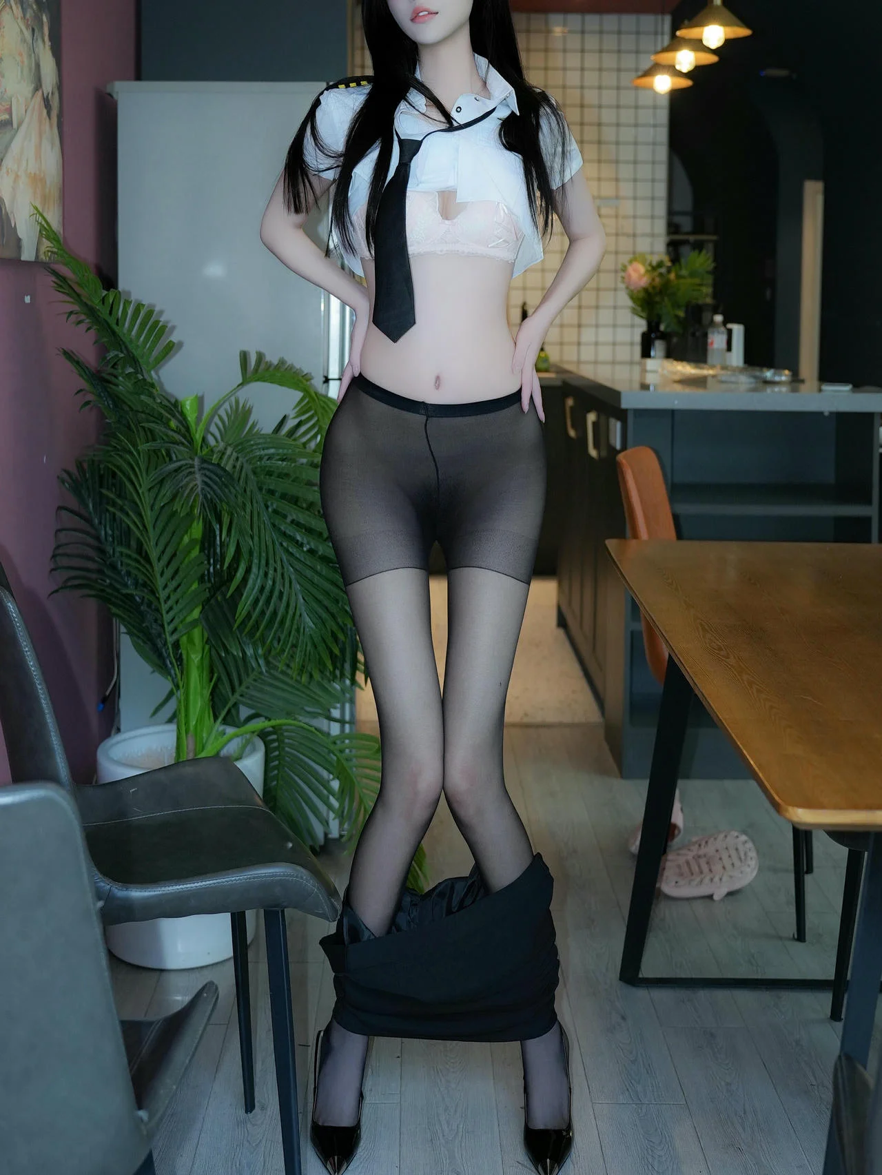 XiuRen 秀人 No.N124 晚苏susu黑丝灰色办公室制服 - 2