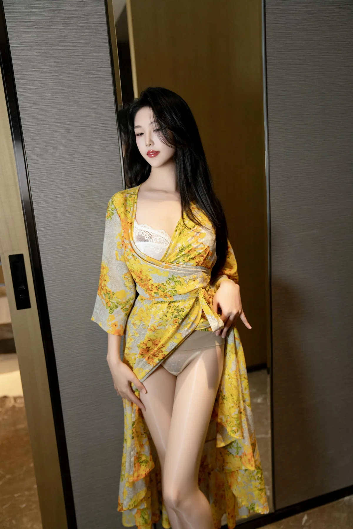 XiuRen 秀人 No.N156 利世黄色美裙诱惑肉丝 - 1
