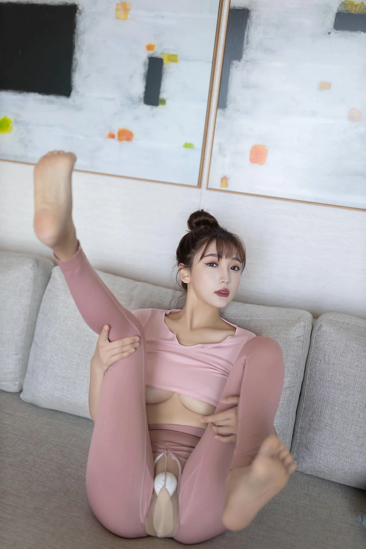 XiuRen 秀人 No.N167 陆萱萱开档性感瑜伽裤 - 2