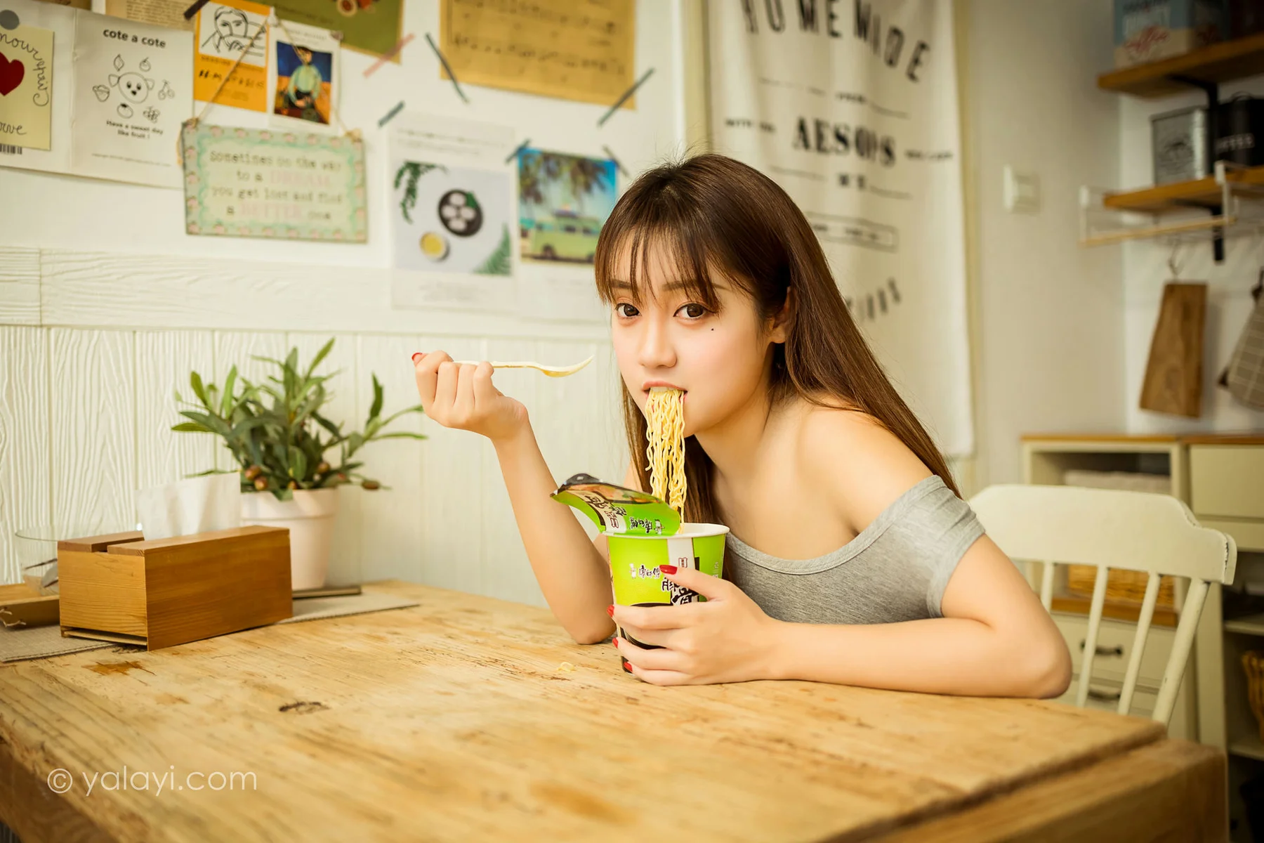 YALAYI 雅拉伊 Vol.710    新颖《吃货女友》 - 2