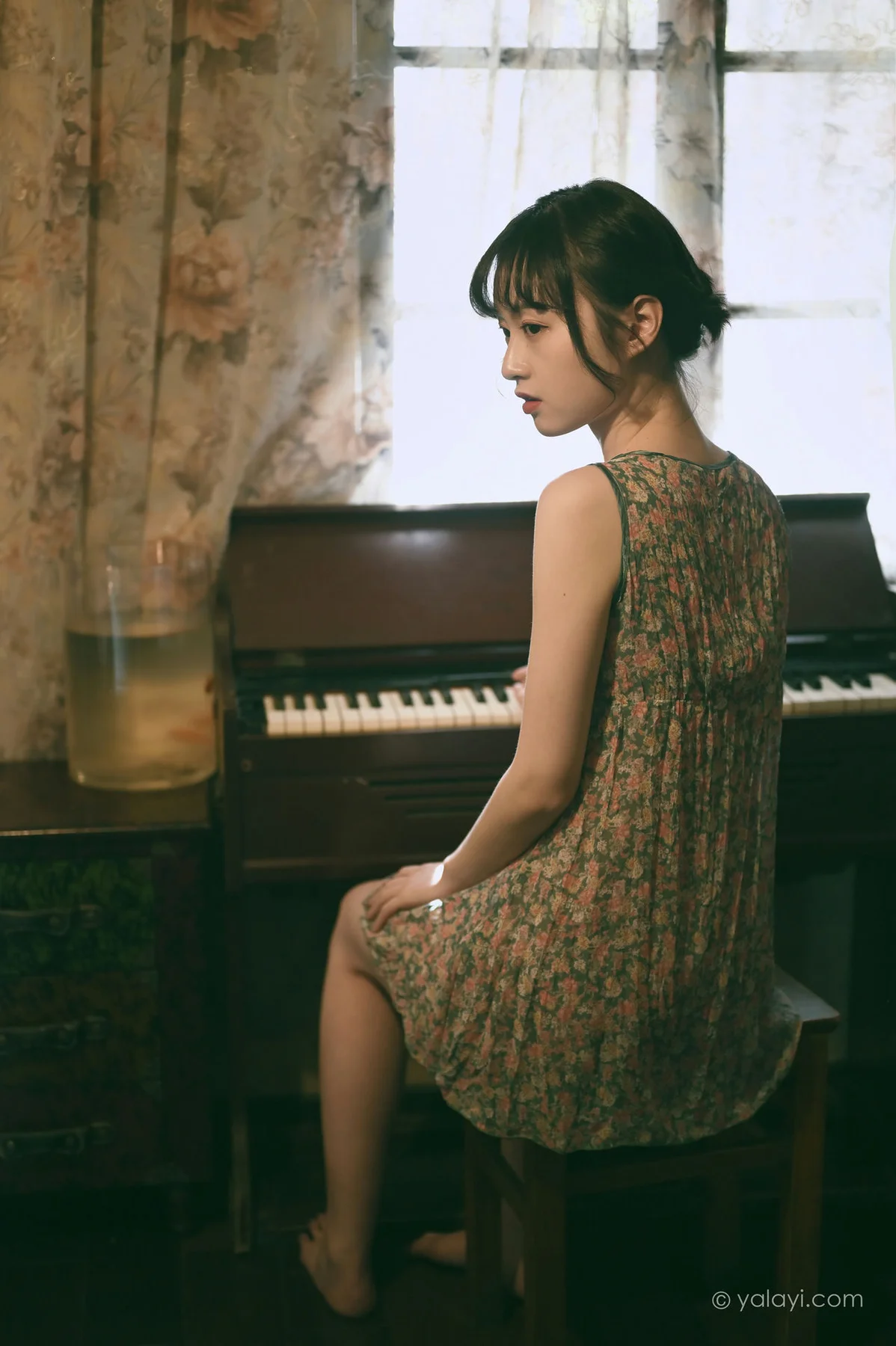 YALAYI 雅拉伊 Vol.766    京京 拥抱着你送的花 - 2