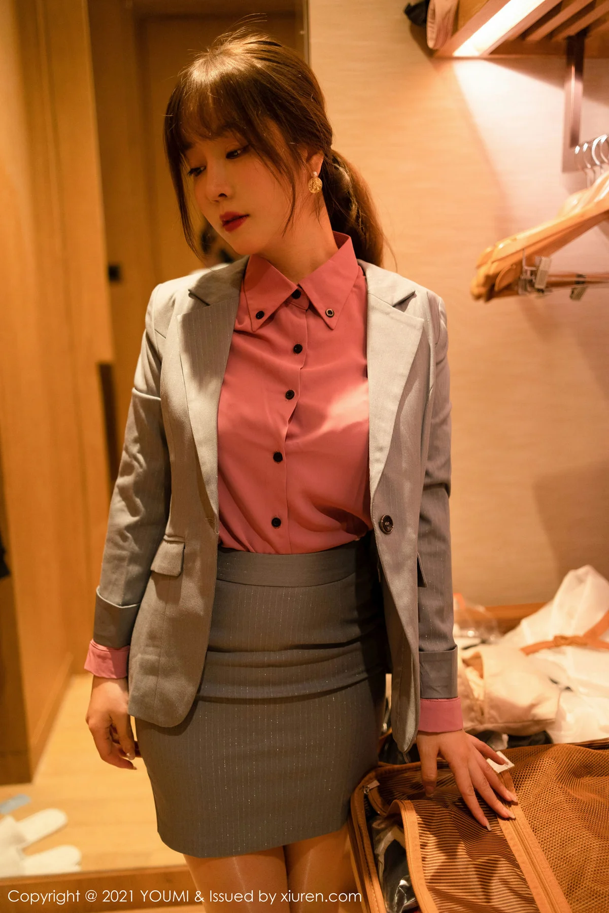 YOUMI 尤蜜荟 Vol.627 熟女剧情手法拍摄 王雨纯 职场制服 - 4