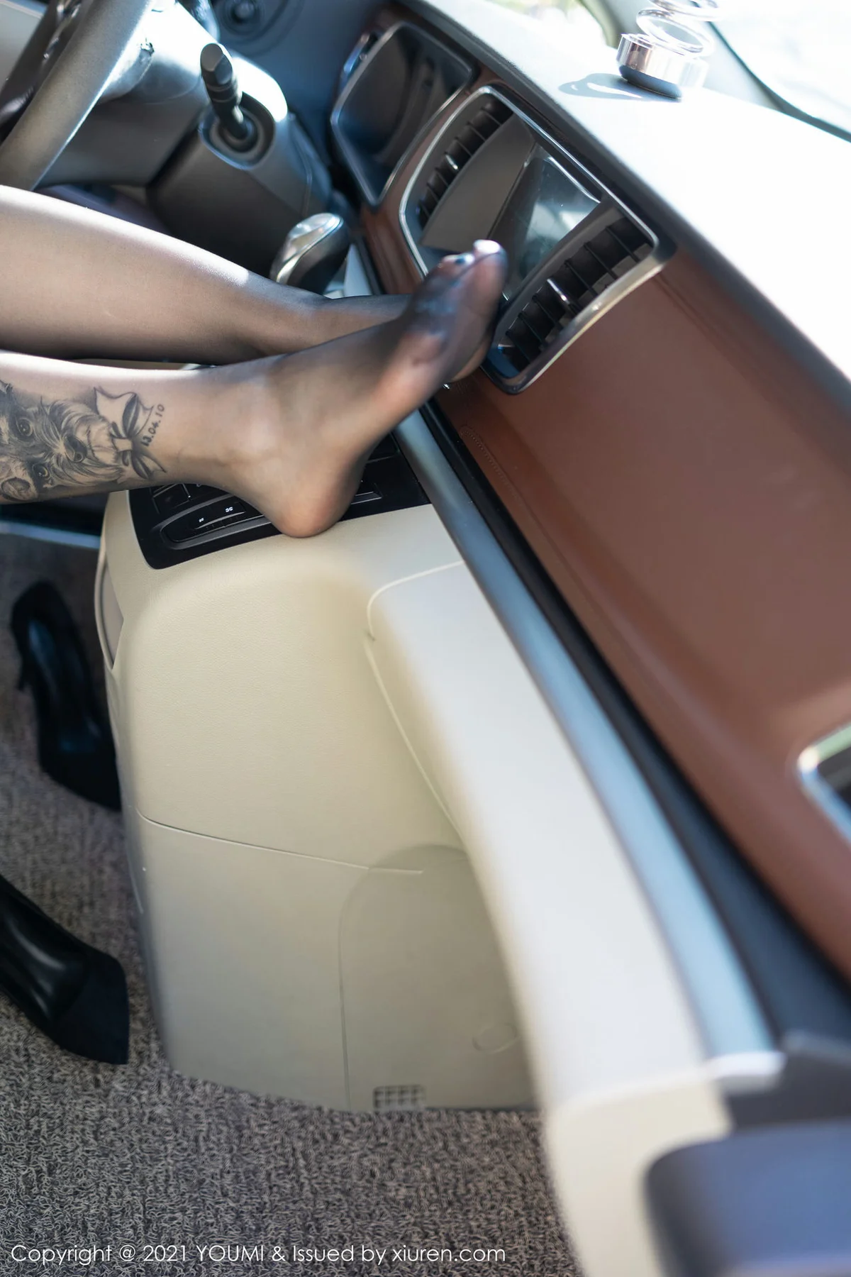 YOUMI 尤蜜荟 Vol.636  动感车拍 王雨纯 三亚旅拍2 - 3