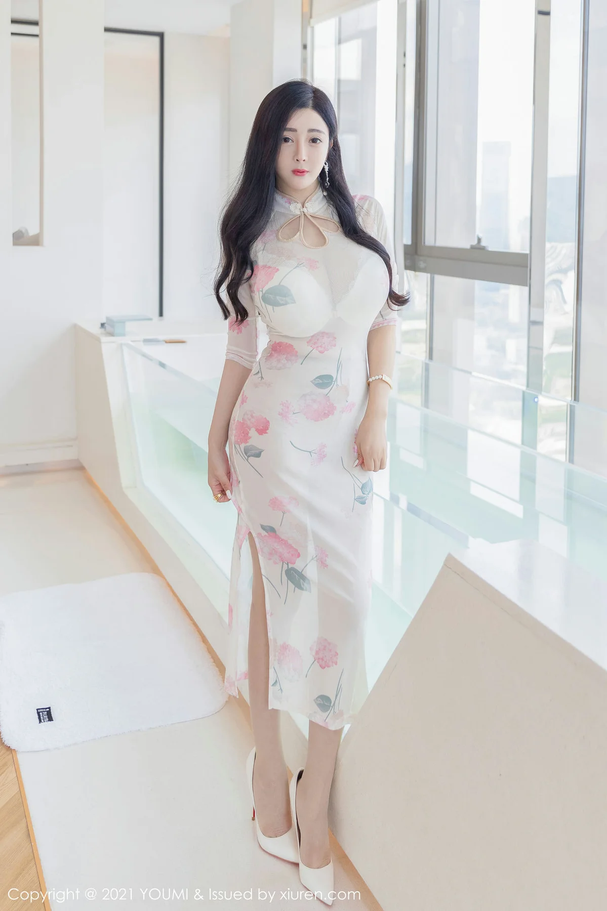 YOUMI 尤蜜荟 Vol.706 巨乳旗袍与极致丝袜 允爾 性感写真1 - 1