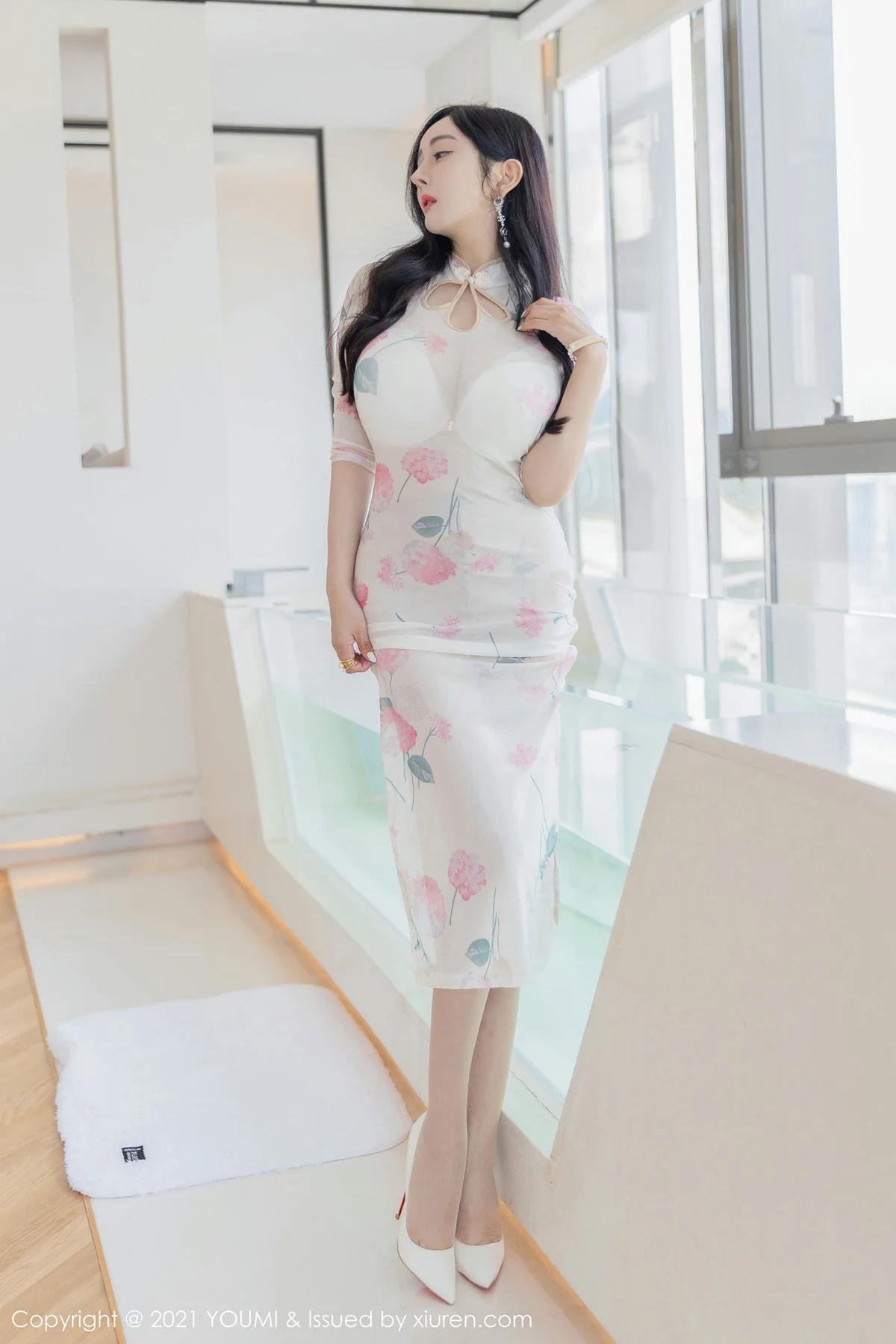 YOUMI 尤蜜荟 Vol.706 巨乳旗袍与极致丝袜 允爾 性感写真1 - 2