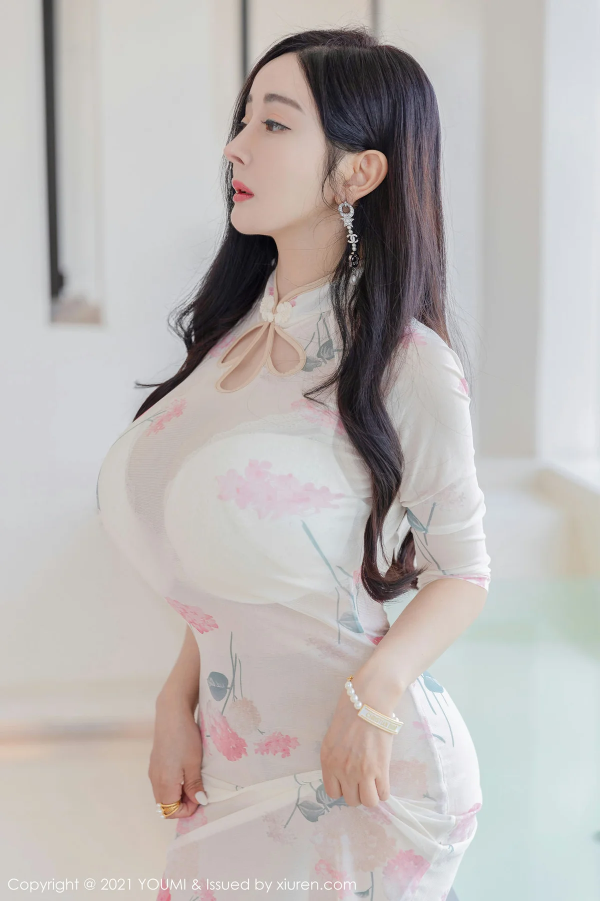 YOUMI 尤蜜荟 Vol.706 巨乳旗袍与极致丝袜 允爾 性感写真1 - 3