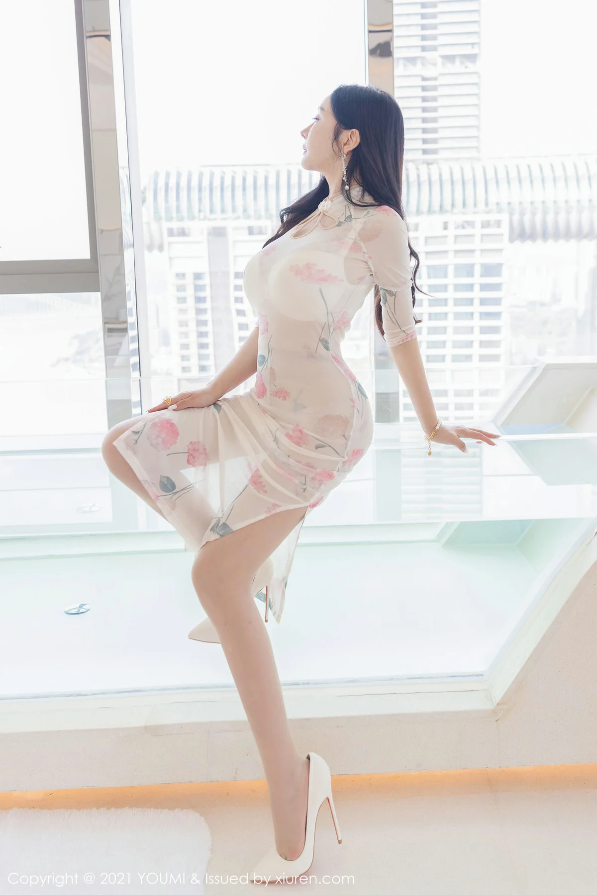 YOUMI 尤蜜荟 Vol.706 巨乳旗袍与极致丝袜 允爾 性感写真1 - 7