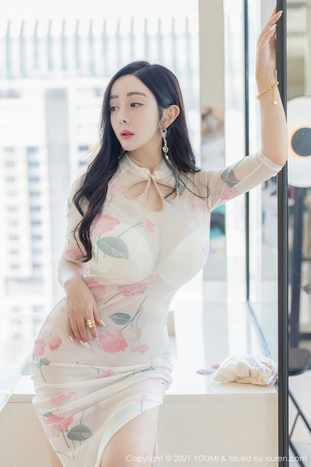 YOUMI 尤蜜荟 Vol.706 巨乳旗袍与极致丝袜 允爾 性感写真1 - 10