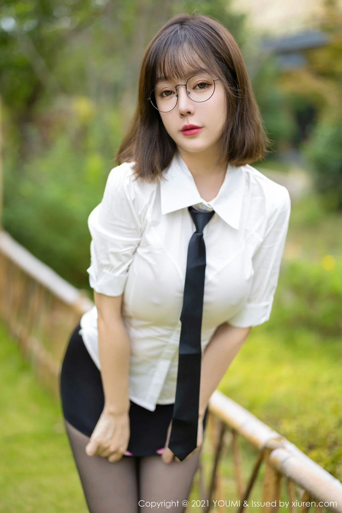 YOUMI 尤蜜荟 Vol.717 黑丝眼镜OL 王雨纯 成都旅拍1 - 8