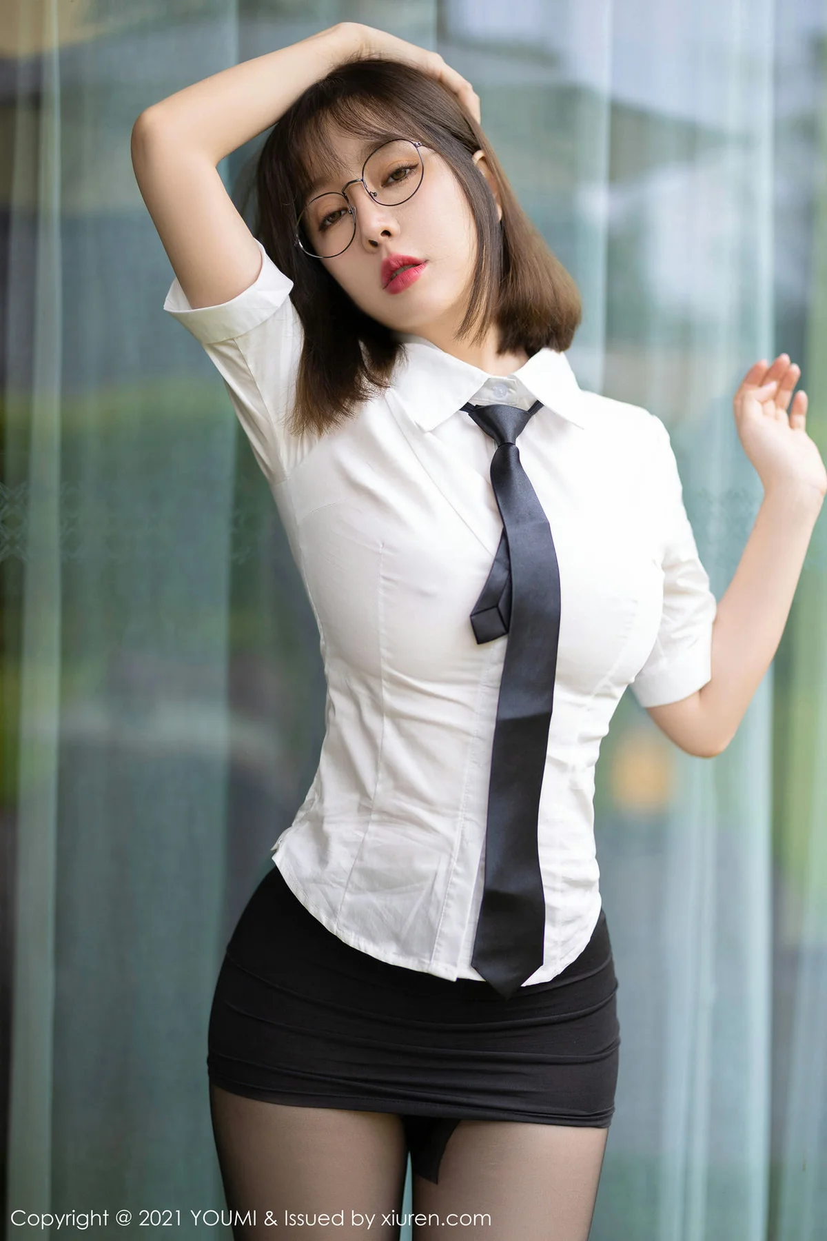 YOUMI 尤蜜荟 Vol.717 黑丝眼镜OL 王雨纯 成都旅拍1 - 3