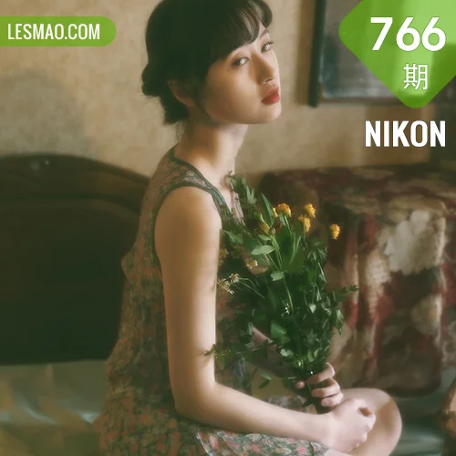 YALAYI 雅拉伊 Vol.766    京京 拥抱着你送的花